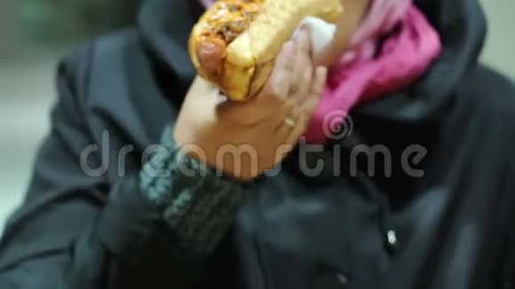 胖女人喜欢吃油腻的热狗患有饮食失调症体重增加视频的预览图