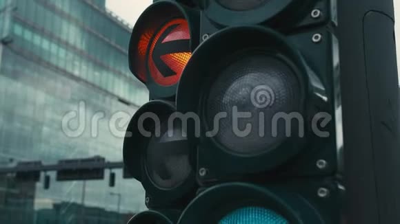 慢动作在德国首都柏林的十字路口有一个典型的红绿灯一支红色的箭视频的预览图