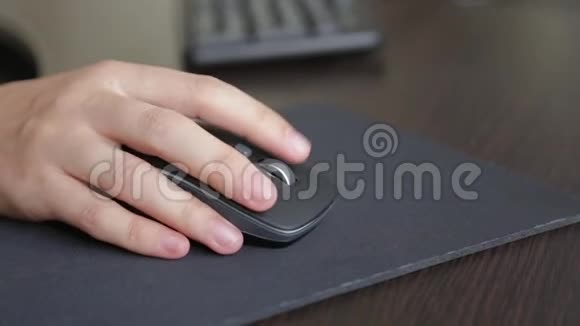 电脑鼠标在女人手视频的预览图