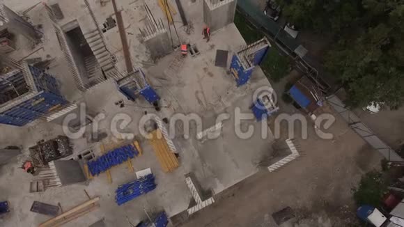 在建筑背景下用起重机俯瞰建筑工地视频的预览图