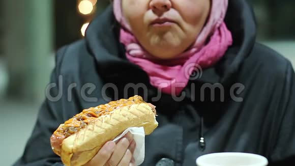 中年妇女吃廉价的街头小吃沉迷于高热量的垃圾食品视频的预览图