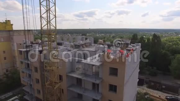 在建筑背景下用起重机俯瞰建筑工地视频的预览图