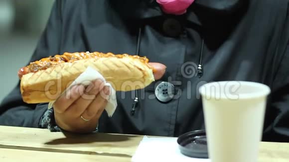 超重妇女在街头小吃店吃油腻的热狗暴饮暴食视频的预览图