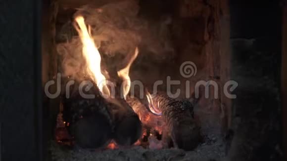 砖窑烧木柴的近距离火焰视频的预览图