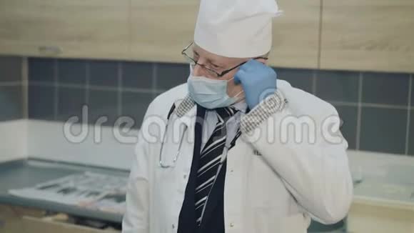 年轻疲惫的医生在实验室里放下口罩4K视频的预览图