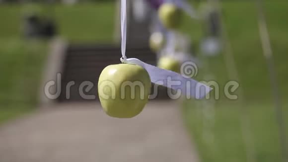 白色带子婚礼装饰上的绿苹果视频的预览图