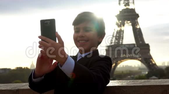 穿西装的男孩用智能手机自拍视频的预览图
