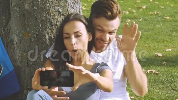 幸福夫妇拍自拍照片慢动作视频的预览图