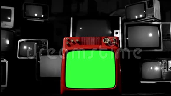 旧的红色电视绿色屏幕在许多电视中间噪音背景布通视频的预览图