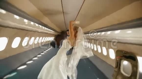 新婚夫妇在飞机上跳舞快乐视频的预览图