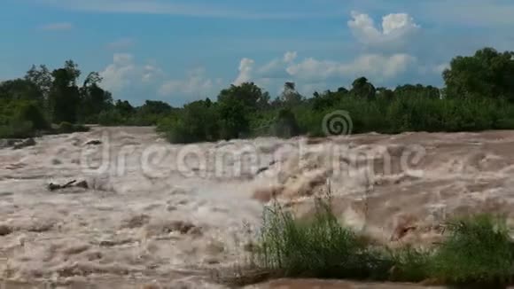 东南亚最大瀑布位于老挝南部靠近柬埔寨边境视频的预览图