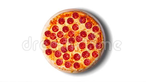 一张白色背景的意大利香肠比萨饼的照片背景录像视频的预览图