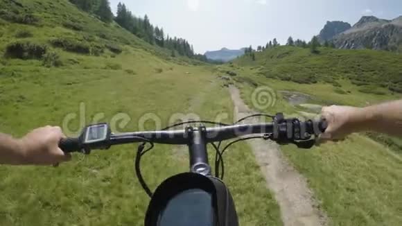 在湖边的山上骑着电动自行车mtb行动骑自行车者探索近山的小径电动自行车活动视频的预览图