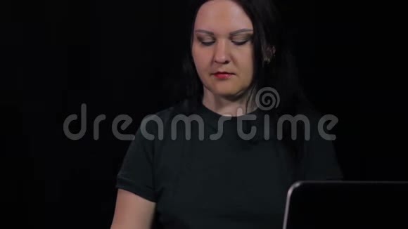 一个黑黑肤色的女人正在喝咖啡吃蛋糕视频的预览图