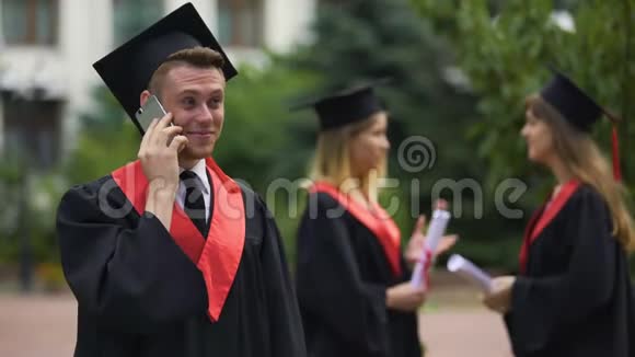 快乐的男性毕业生获得有声望的工作机会电话保护视频的预览图
