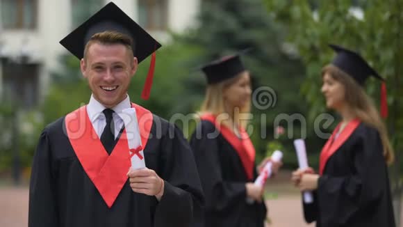 笑毕业生快乐毕业证书和毕业典礼幸福视频的预览图
