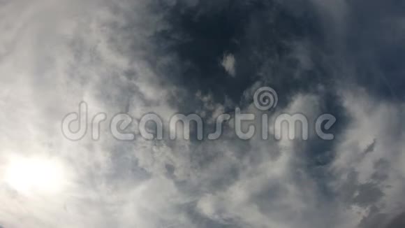 深蓝的天空透过云盖天空视频的预览图