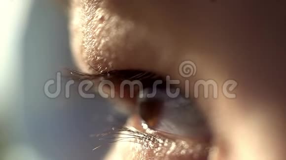 一个手持特写的少女棕色眼睛看着街道上的亚裔视频的预览图
