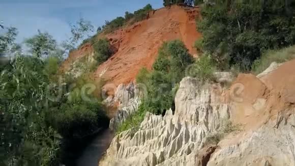 有岩石和灌木的仙溪山鸟瞰视频的预览图