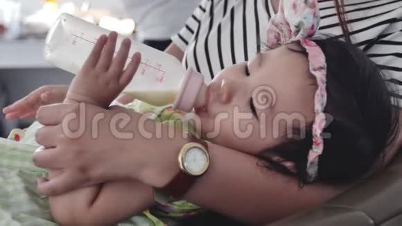 亚洲妈妈在家给宝宝喂一瓶牛奶视频的预览图
