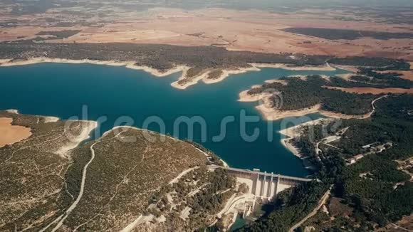 西班牙朱卡尔河上Alarcon大坝水力发电厂的鸟瞰图视频的预览图