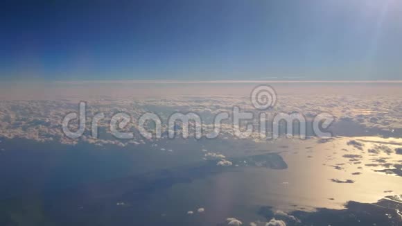 从空中看到美丽的云景呈现出云动的天堂般的景色视频的预览图