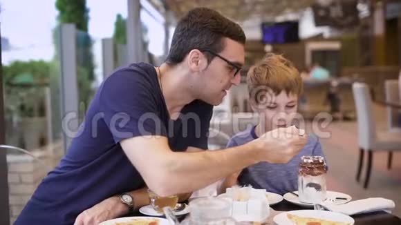 父亲一起在咖啡馆吃饭时给儿子尝一尝视频的预览图