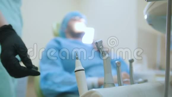 医生和病人在牙科办公室治疗过程重点是仪器视频的预览图
