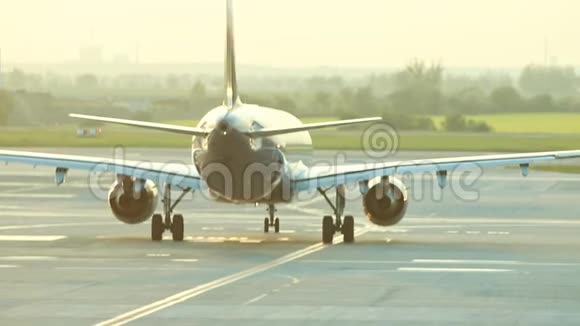一架巨大的飞机站在机场的空地上正要飞视频的预览图