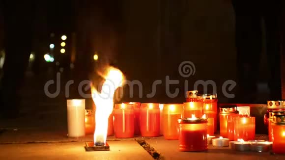 燃烧的蜡烛是一个人死亡的纪念碑火焰的火焰是红色的广场上的一个地方一个神奇的地方视频的预览图