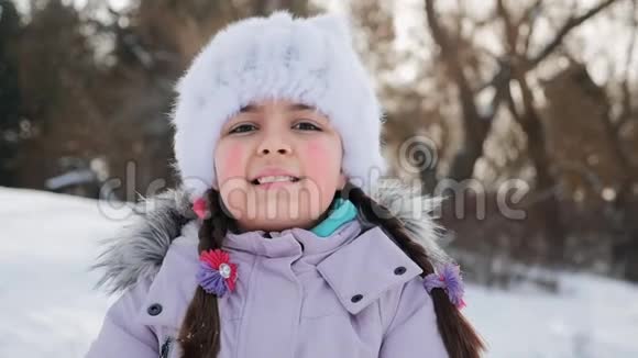十岁的女孩高兴地把雪扔上来视频的预览图