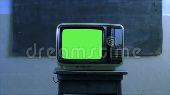 80S电视与绿色屏幕在一所学校夜锥视频的预览图