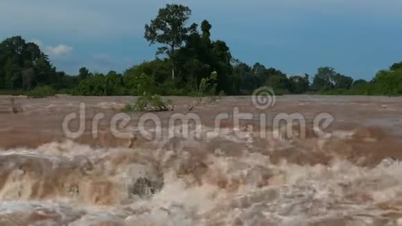 东南亚大瀑布位于老挝南部靠近柬埔寨边境视频的预览图