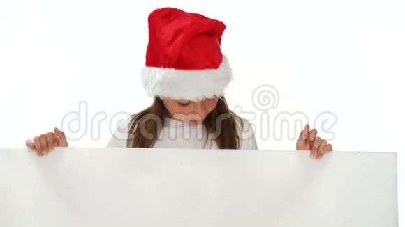 戴着一顶空标志的圣诞帽的小女孩视频的预览图