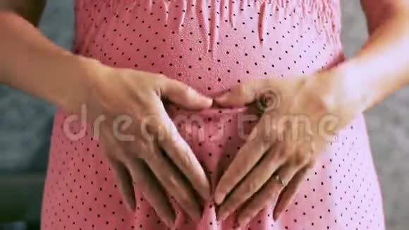 穿着粉色衣服的怀孕女孩抚摸她的美味视频的预览图