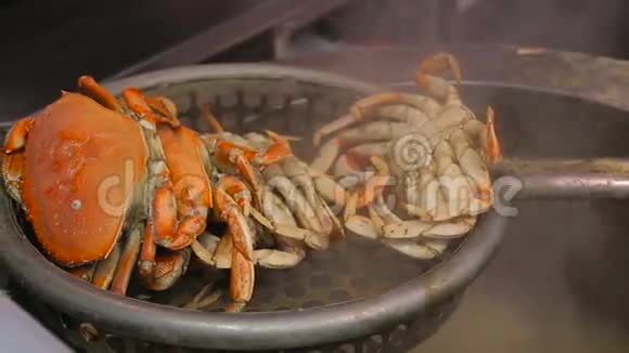 螃蟹在大锅里沸腾视频的预览图