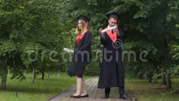 有趣的毕业生毕业后穿着学术礼服跳舞和鬼混视频的预览图