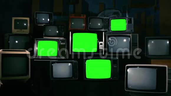 80电视与绿色屏幕放大蓝色钢锥视频的预览图