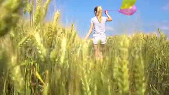 带着气球的少女在田野里散步视频的预览图