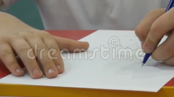少年男孩学会用左手写字视频的预览图