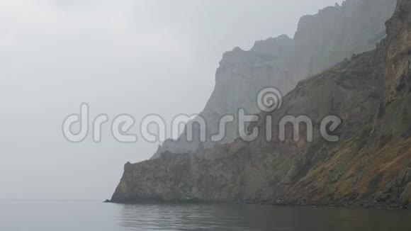 阴天时沿海岸悬崖乘船旅行视频的预览图