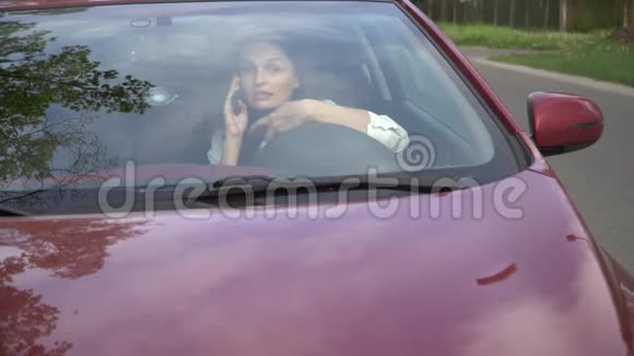 4K女人在破车里用手机说话视频的预览图