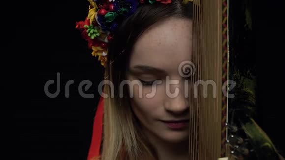 乌克兰女孩戏谑地看着潘多拉附近的摄像机视频的预览图