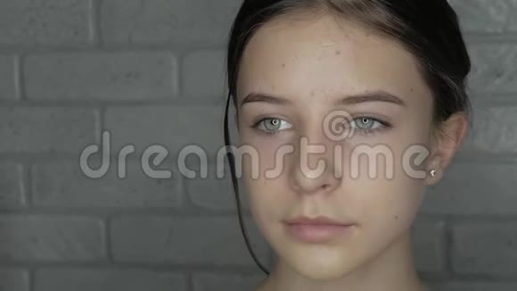 天生丽质的年轻模特准备化妆视频的预览图
