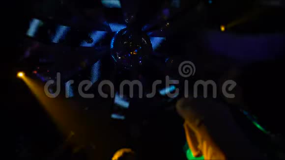 夜总会旋转迪斯科舞会和跳舞人群的俯视图放松视频的预览图