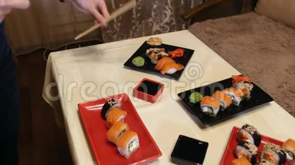厨师把盘子和寿司放在桌子上把寿司放在红色盘子里视频的预览图