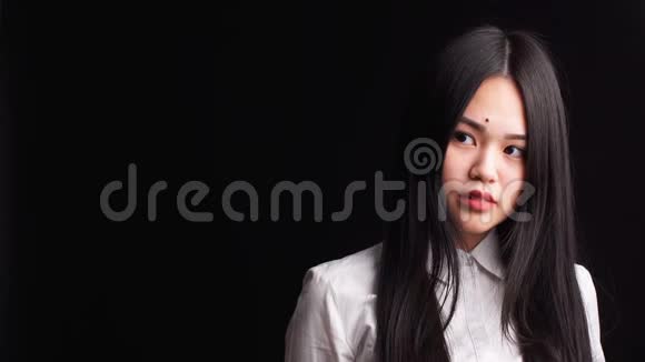 美丽的亚洲女人红唇在孤立的背景上摆姿势视频的预览图