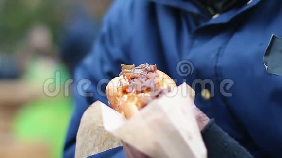 男性垃圾食品成瘾者咬食油腻的热狗不健康的饮食习惯视频的预览图