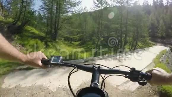 骑电子自行车的人山地车自行车手在山林林附近探索小径电动自行车活动人士视频的预览图