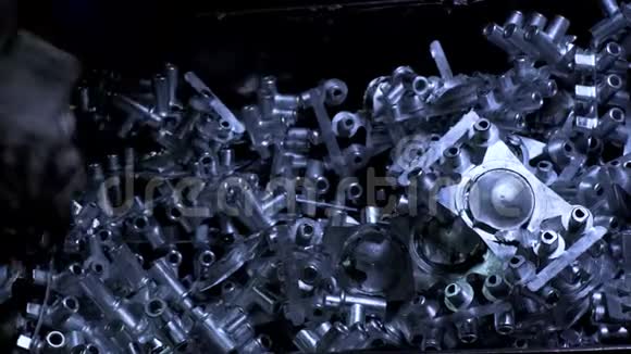 工厂工人堆放大量新制造的金属零件视频的预览图